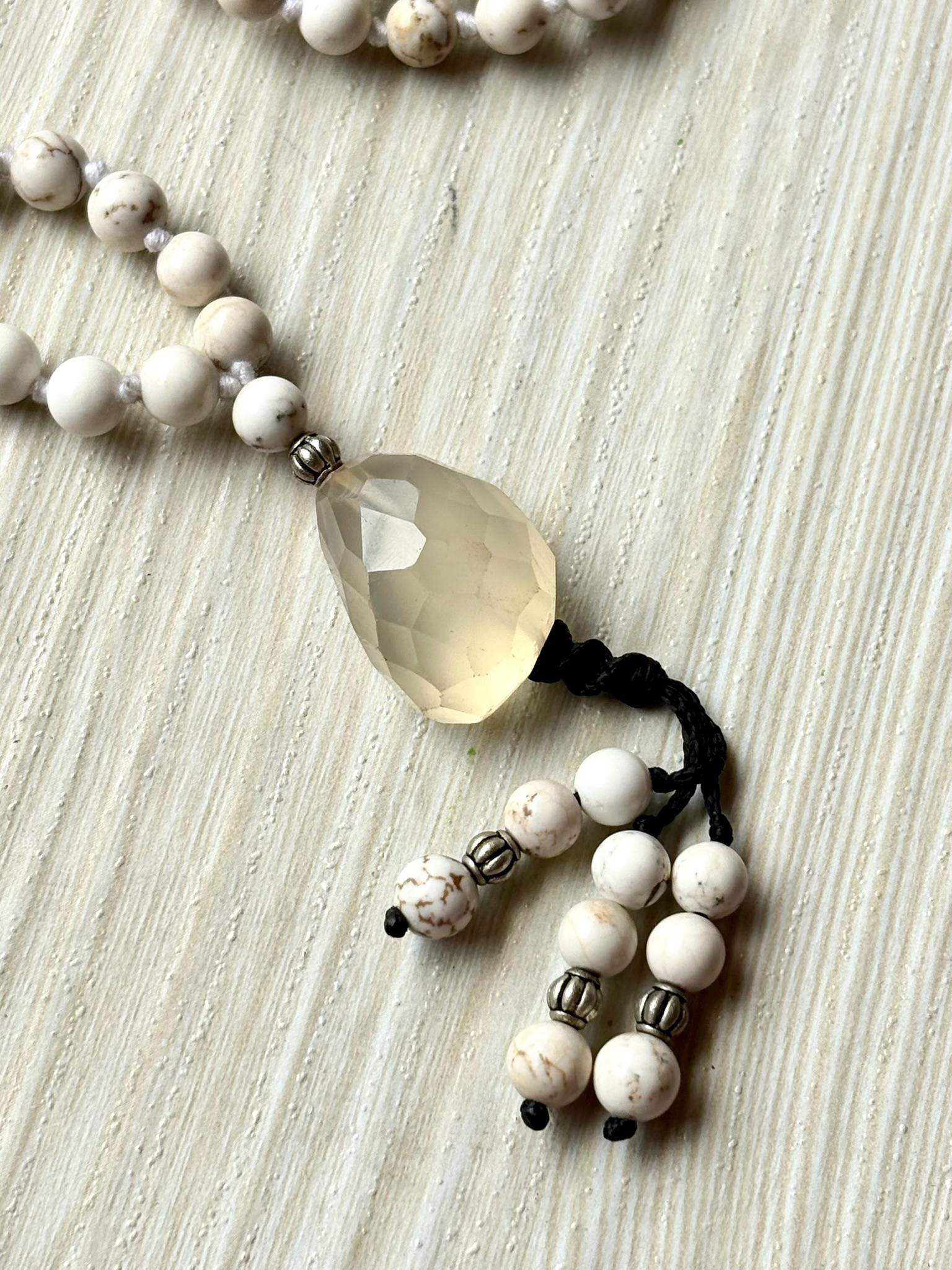 Howlite Mala Necklace with Agate Pendant , 108 beaded japamala, Crystal Beaded Necklace,Yoga Gift