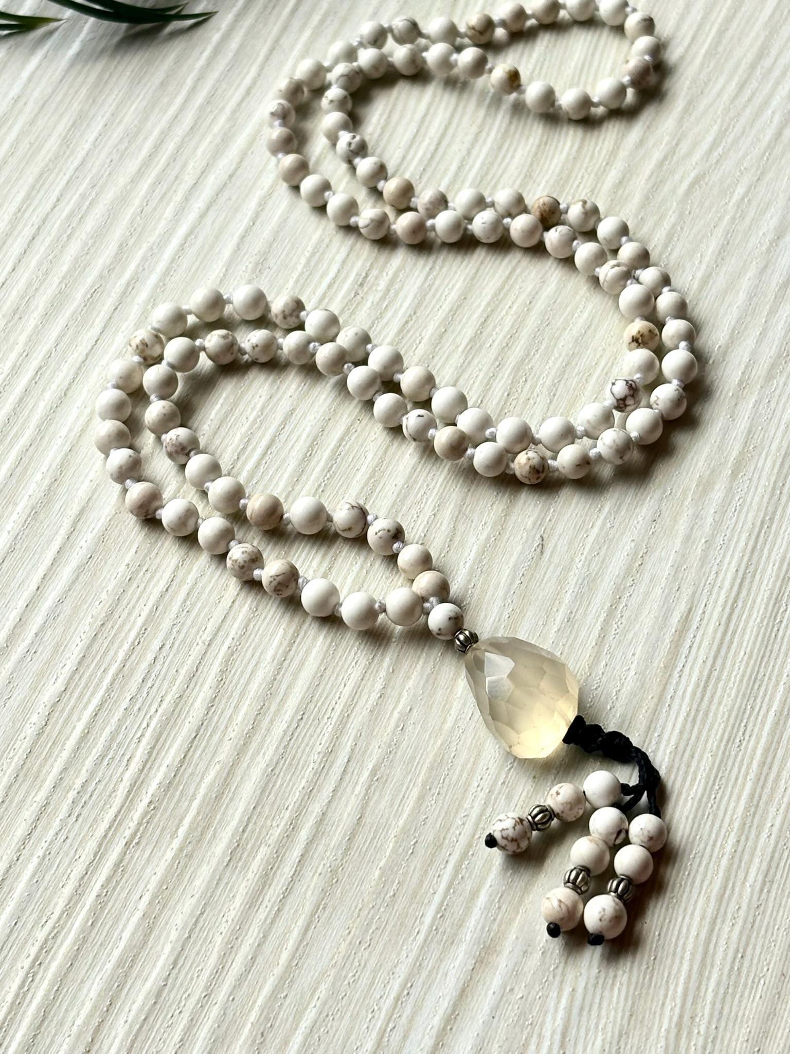 Howlite Mala Necklace with Agate Pendant , 108 beaded japamala, Crystal Beaded Necklace,Yoga Gift